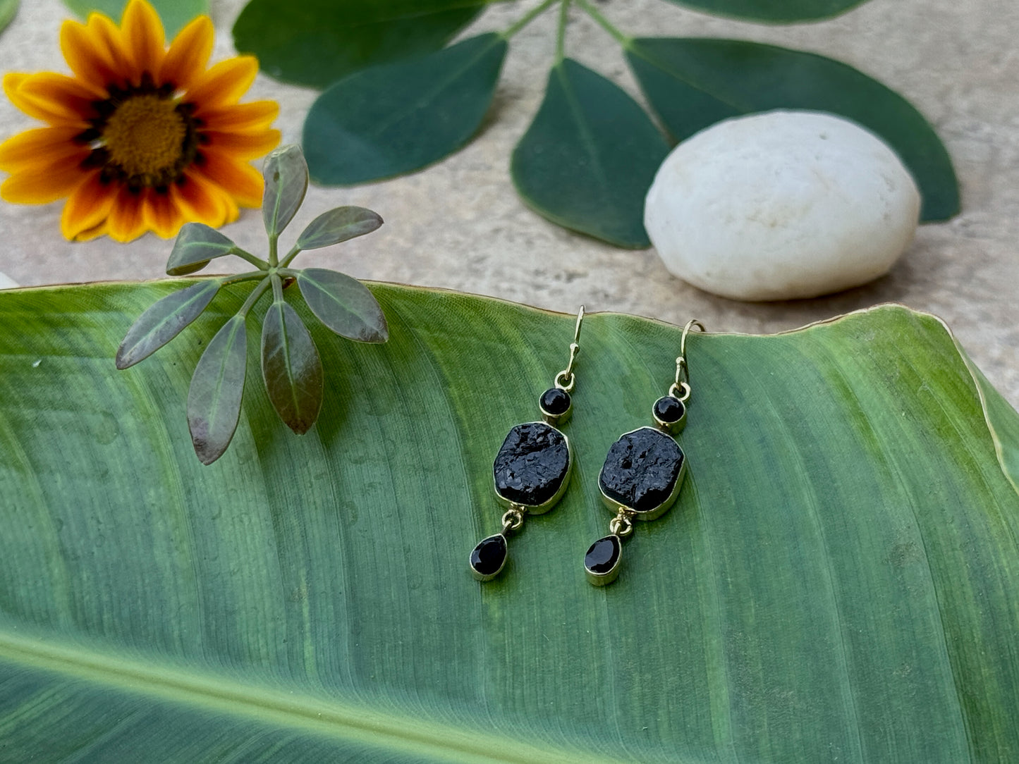 Ohrringe mit Rohstein aus Messing, Hängeohrringe mit Steinen, schwarzer Turmalin und Onyx