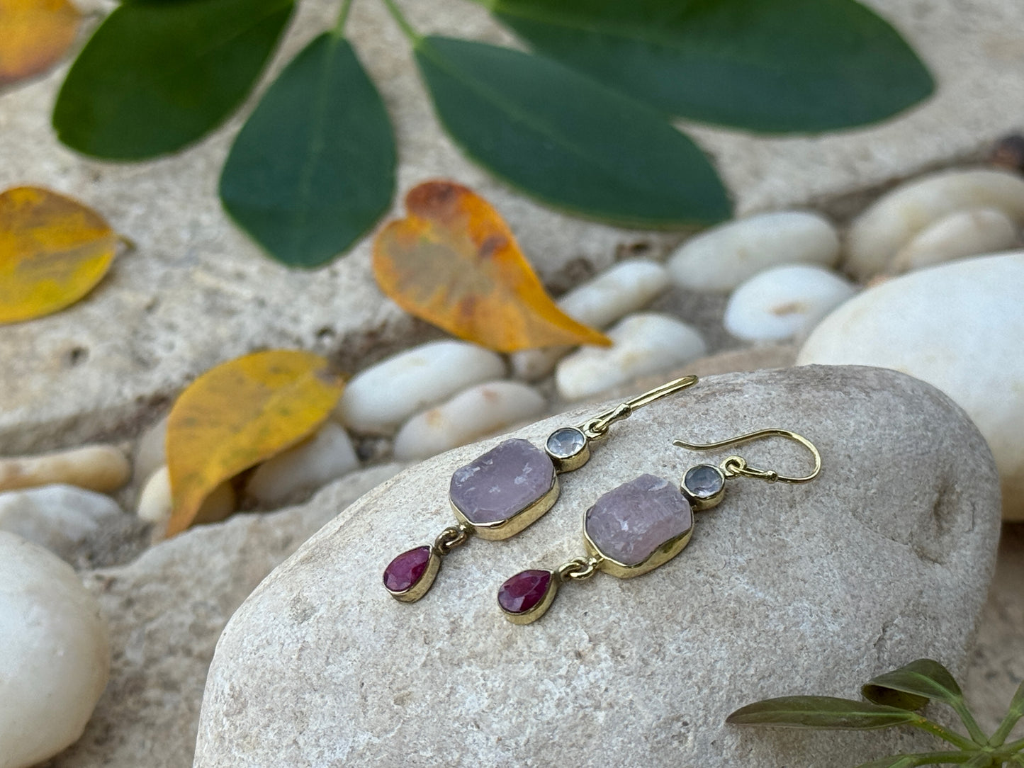 Ohrringe mit Rohstein aus Messing, Hängeohrringe mit Steinen, Rosenquarz, Rubin