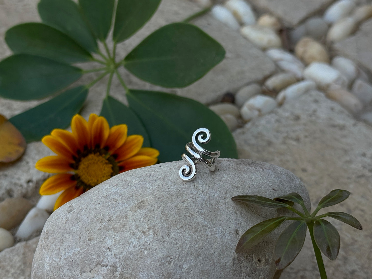 Ohrclip mit zwei großen Spiralen aus Silber, Ohrmanschette
