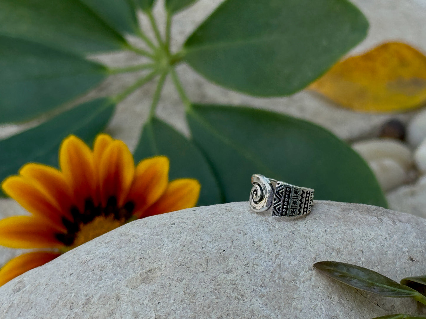 Kleiner Ohrclip aus Silber mit Spirale & filigranem Zickzack-Muster – Boho Ear Cuff ohne Ohrloch
