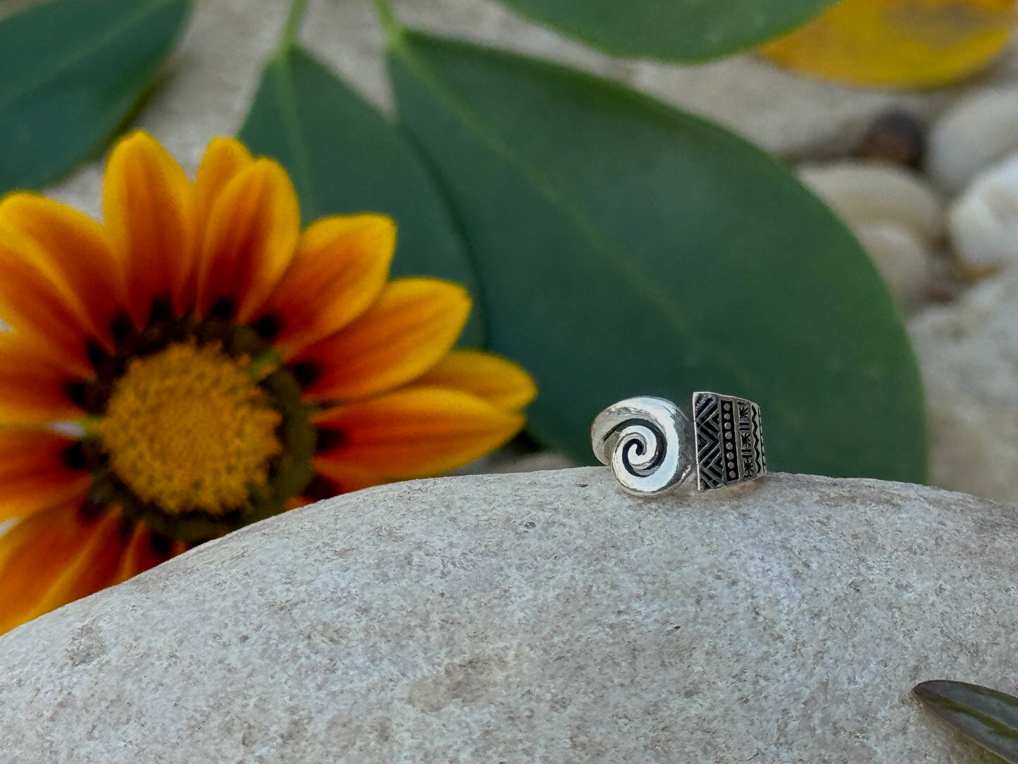 Kleiner Ohrclip aus Silber mit Spirale & filigranem Zickzack-Muster – Boho Ear Cuff ohne Ohrloch