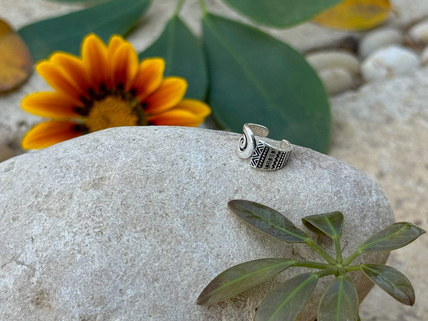 Kleiner Ohrclip aus Silber mit Spirale & filigranem Zickzack-Muster – Boho Ear Cuff ohne Ohrloch