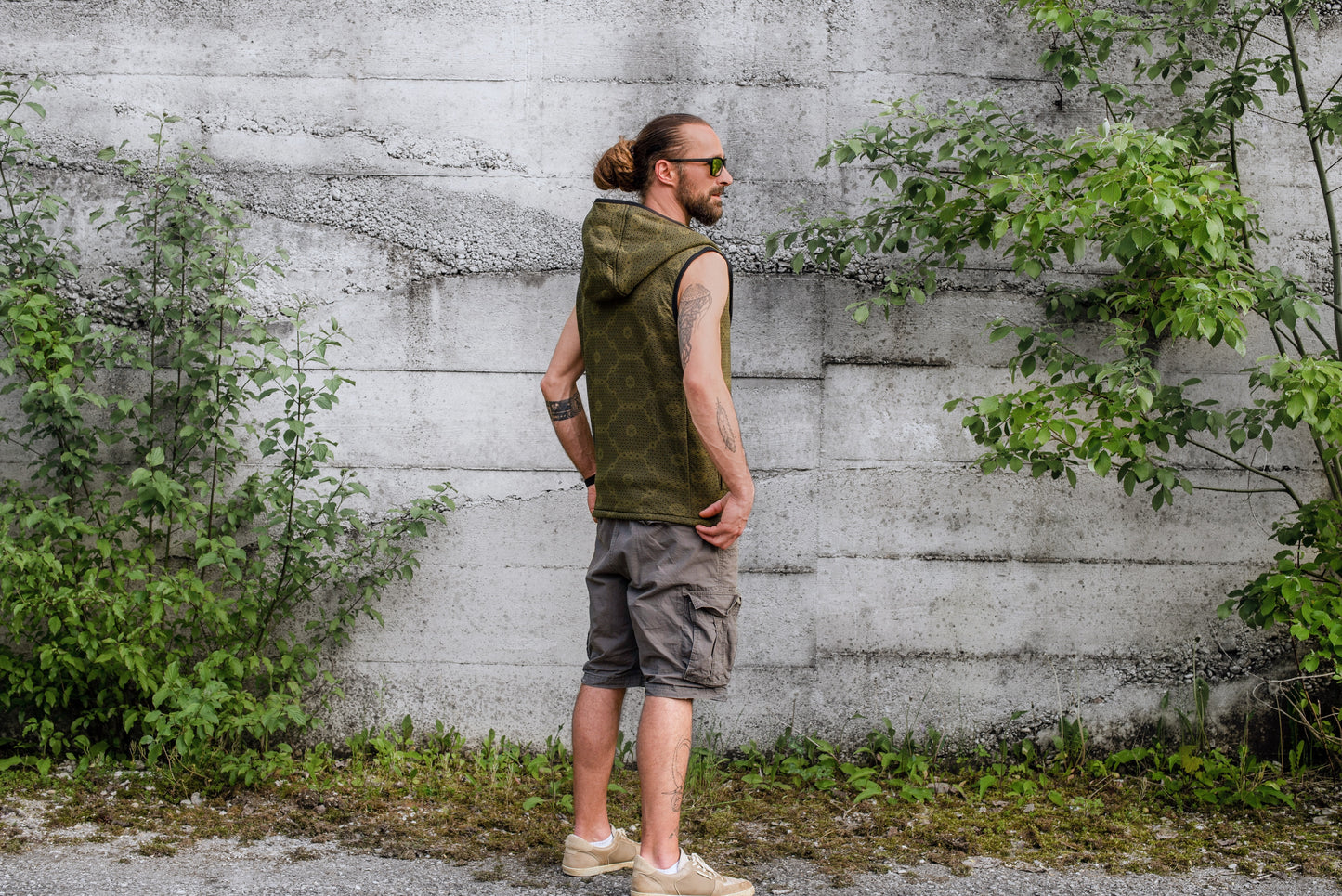 Lined men's hooded vest in olive green/black