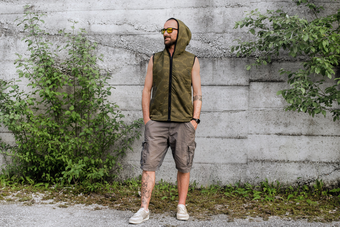 Lined men's hooded vest in olive green/black