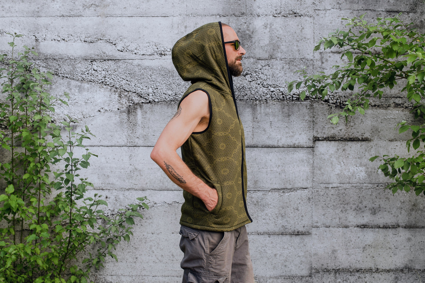 Lined men's hooded vest in olive green/black