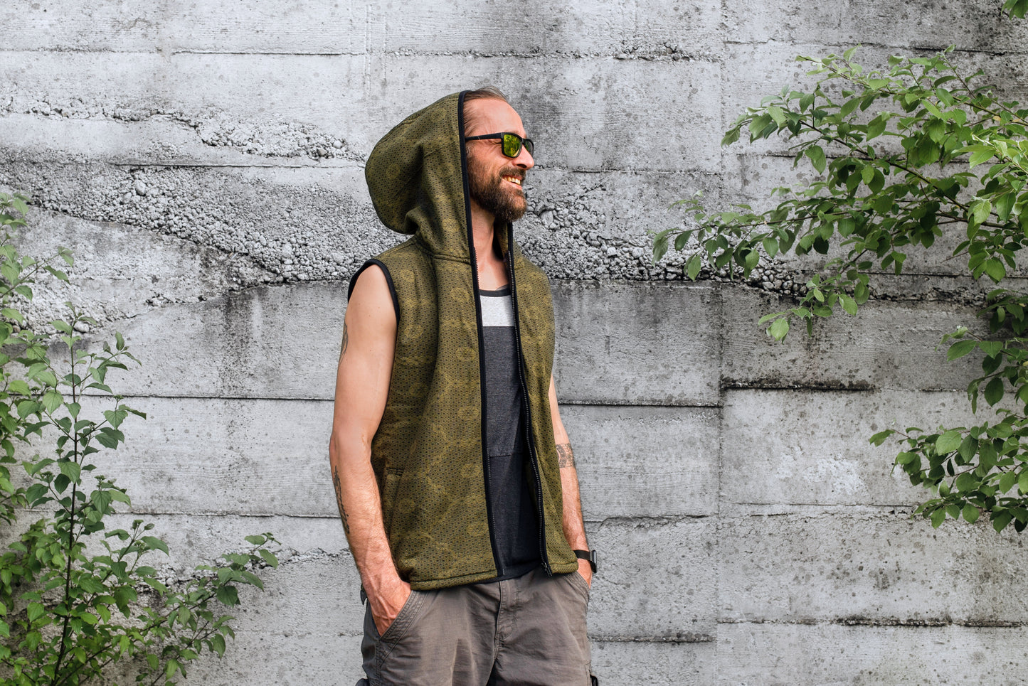 Lined men's hooded vest in olive green/black