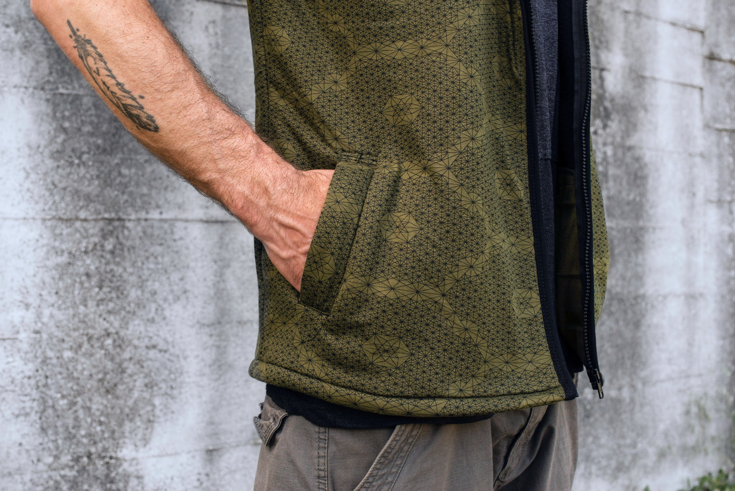 Lined men's hooded vest in olive green/black