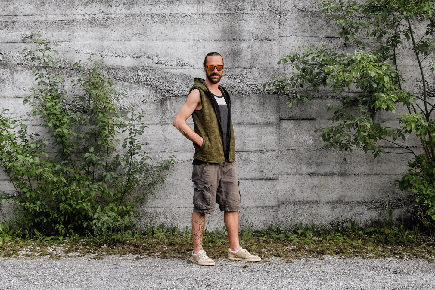 Lined men's hooded vest in olive green/black