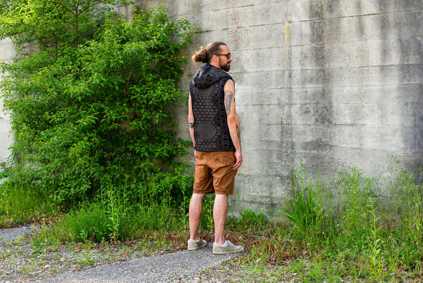 Lined men's hooded vest in black/gray, pattern of the flower of life