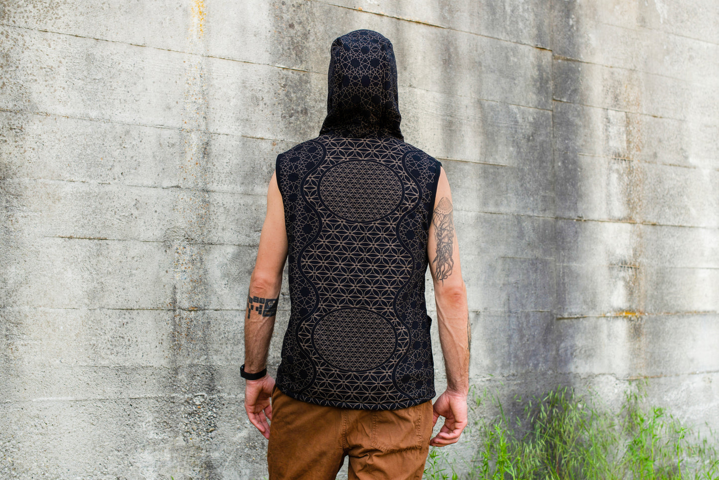Lined men's hooded vest in black/gray, pattern of the flower of life