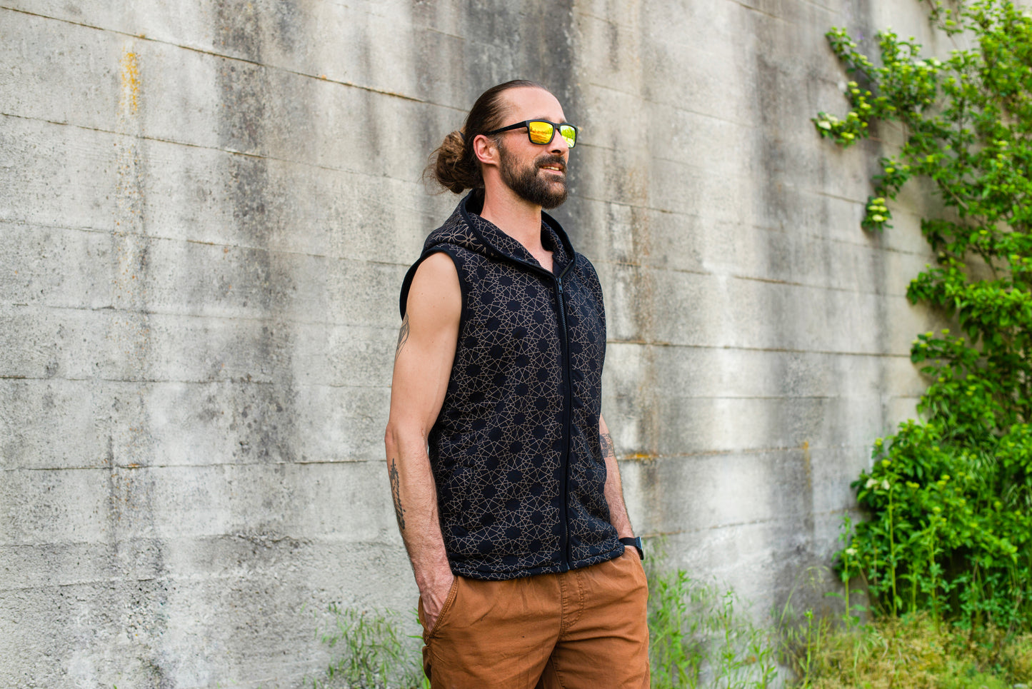 Lined men's hooded vest in black/gray, pattern of the flower of life