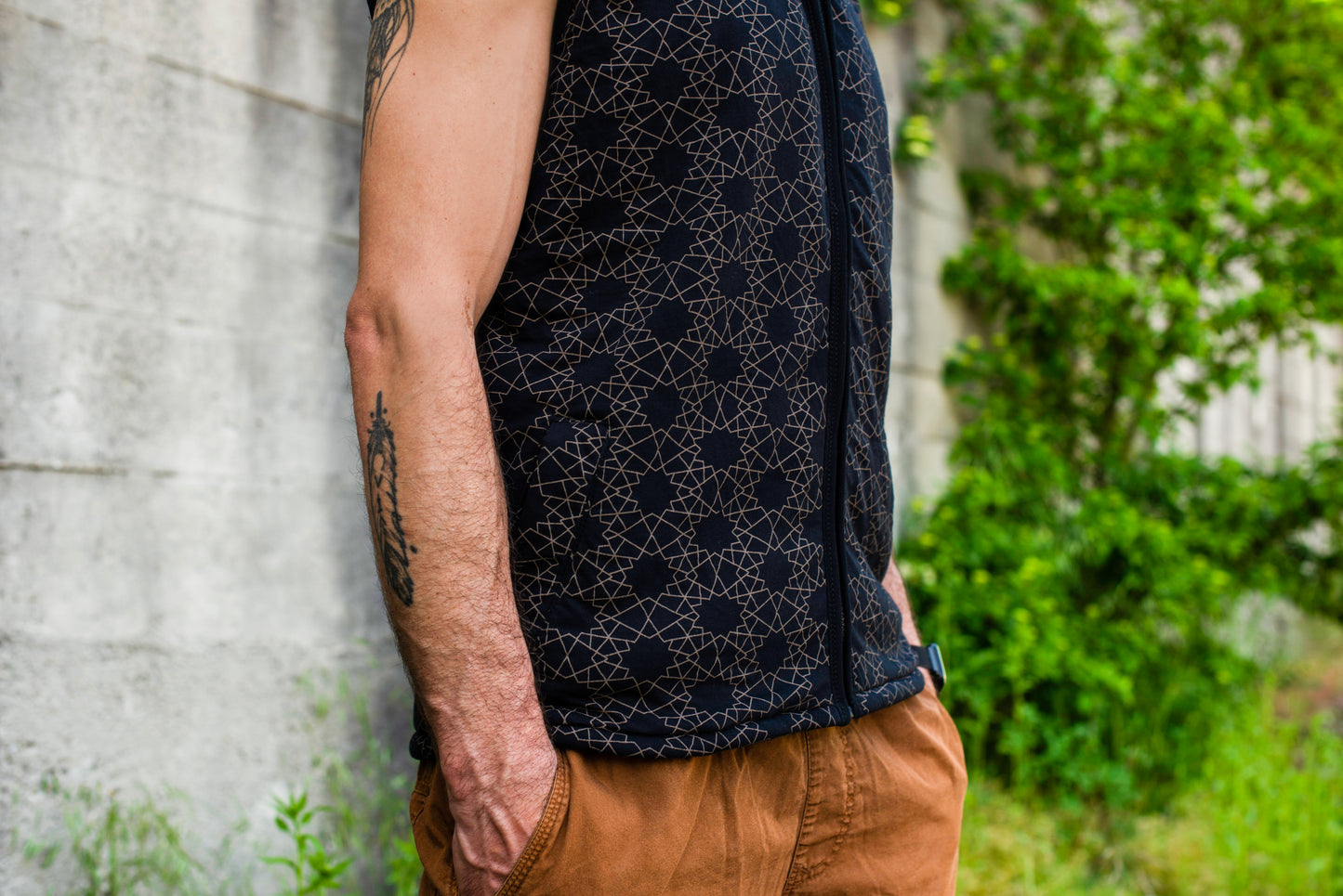 Lined men's hooded vest in black/gray, pattern of the flower of life