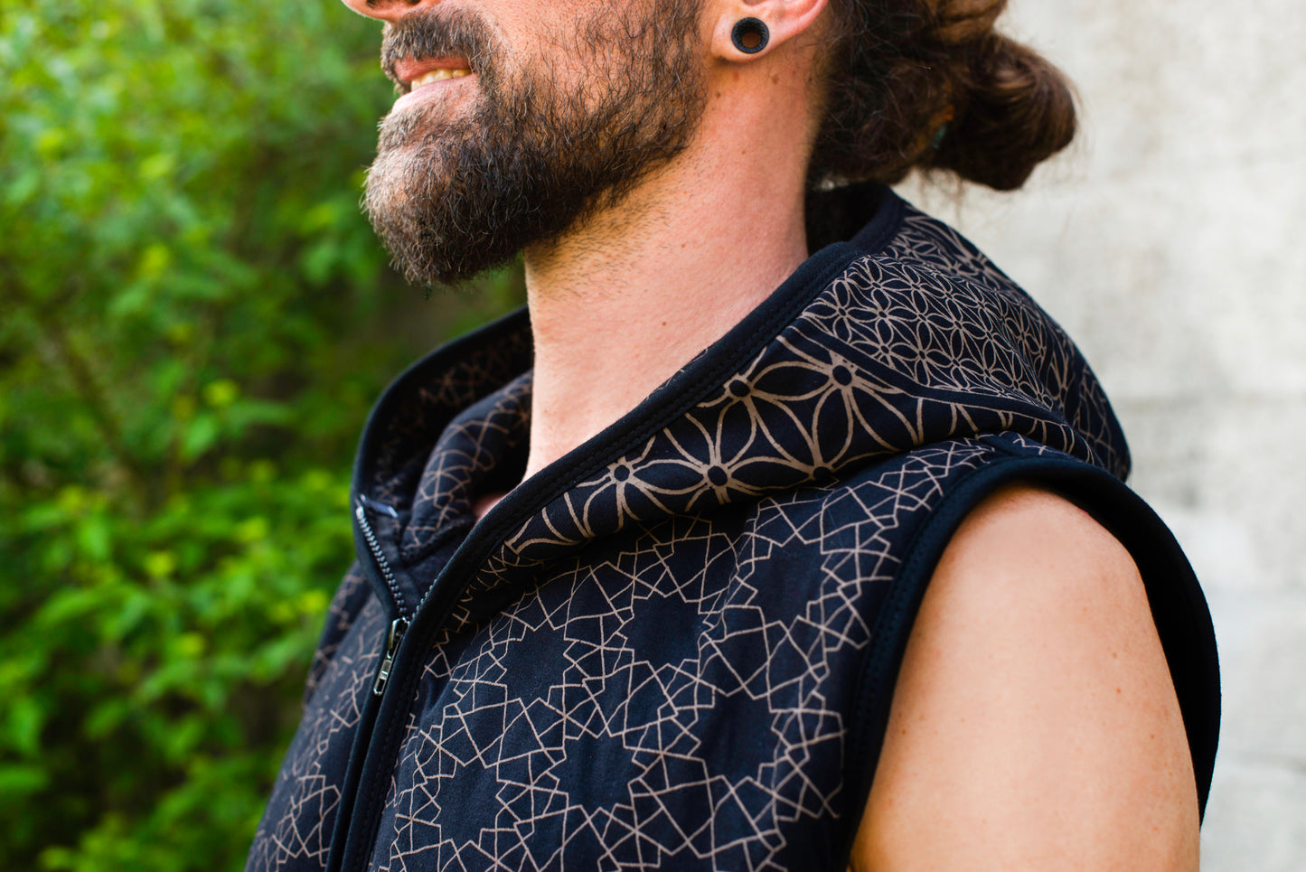 Lined men's hooded vest in black/gray, pattern of the flower of life