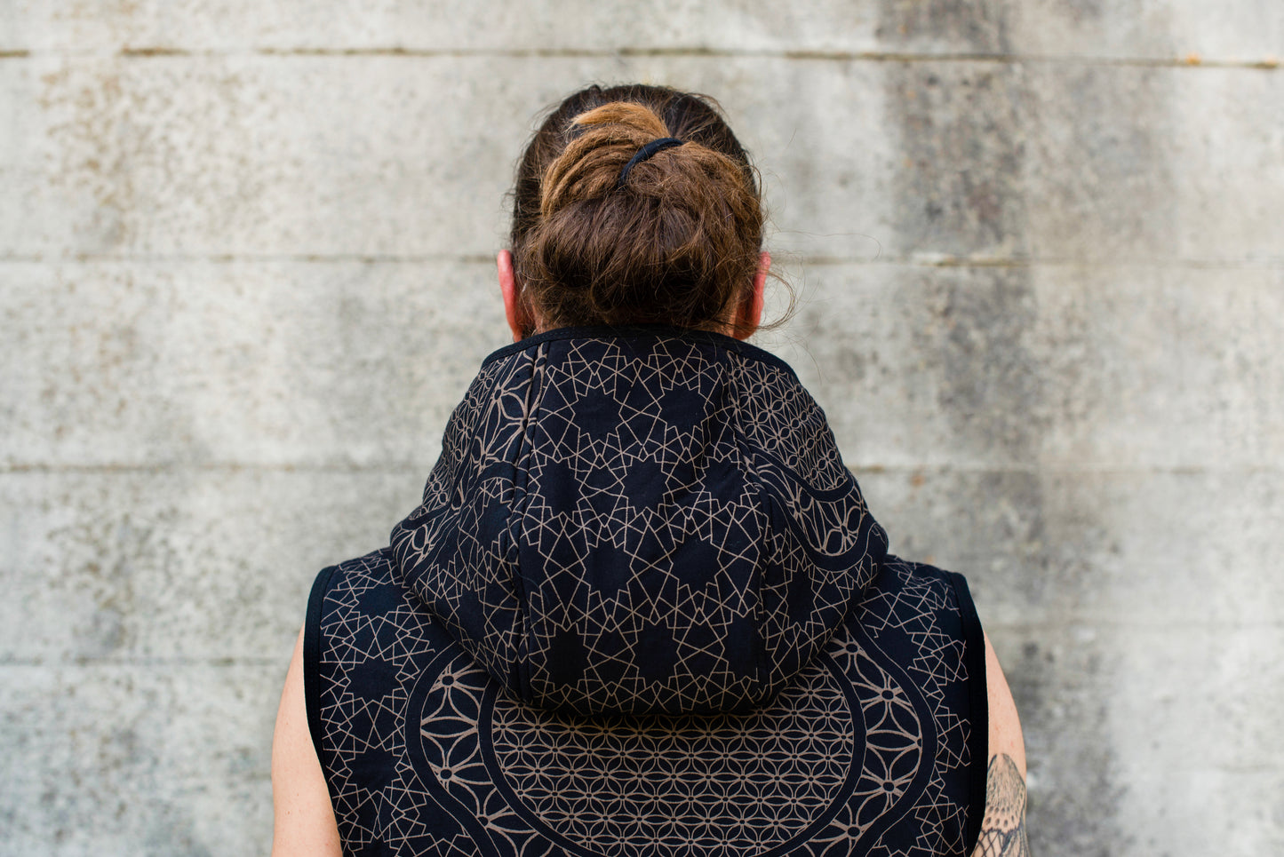 Lined men's hooded vest in black/gray, pattern of the flower of life