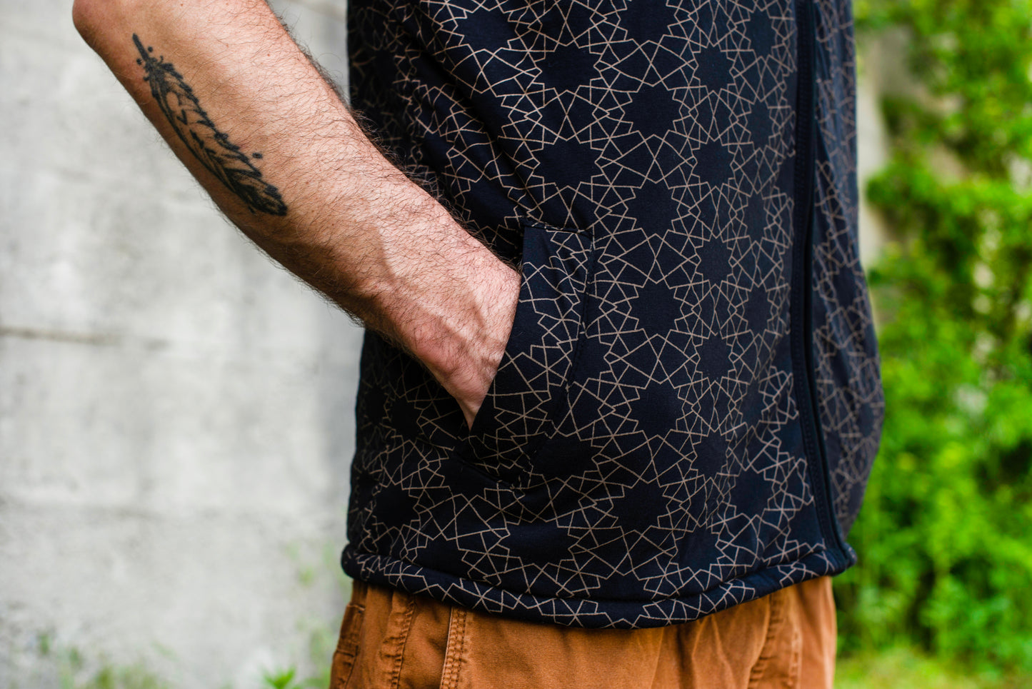 Lined men's hooded vest in black/gray, pattern of the flower of life