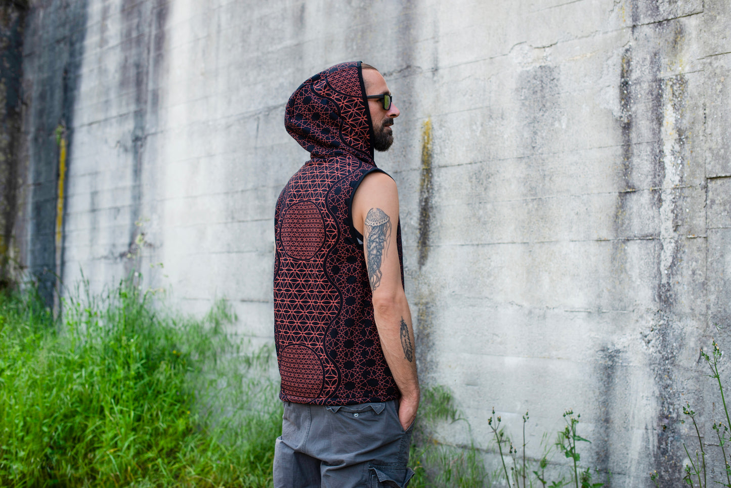 Lined men's hooded vest in black/rust red, pattern of the flower of life