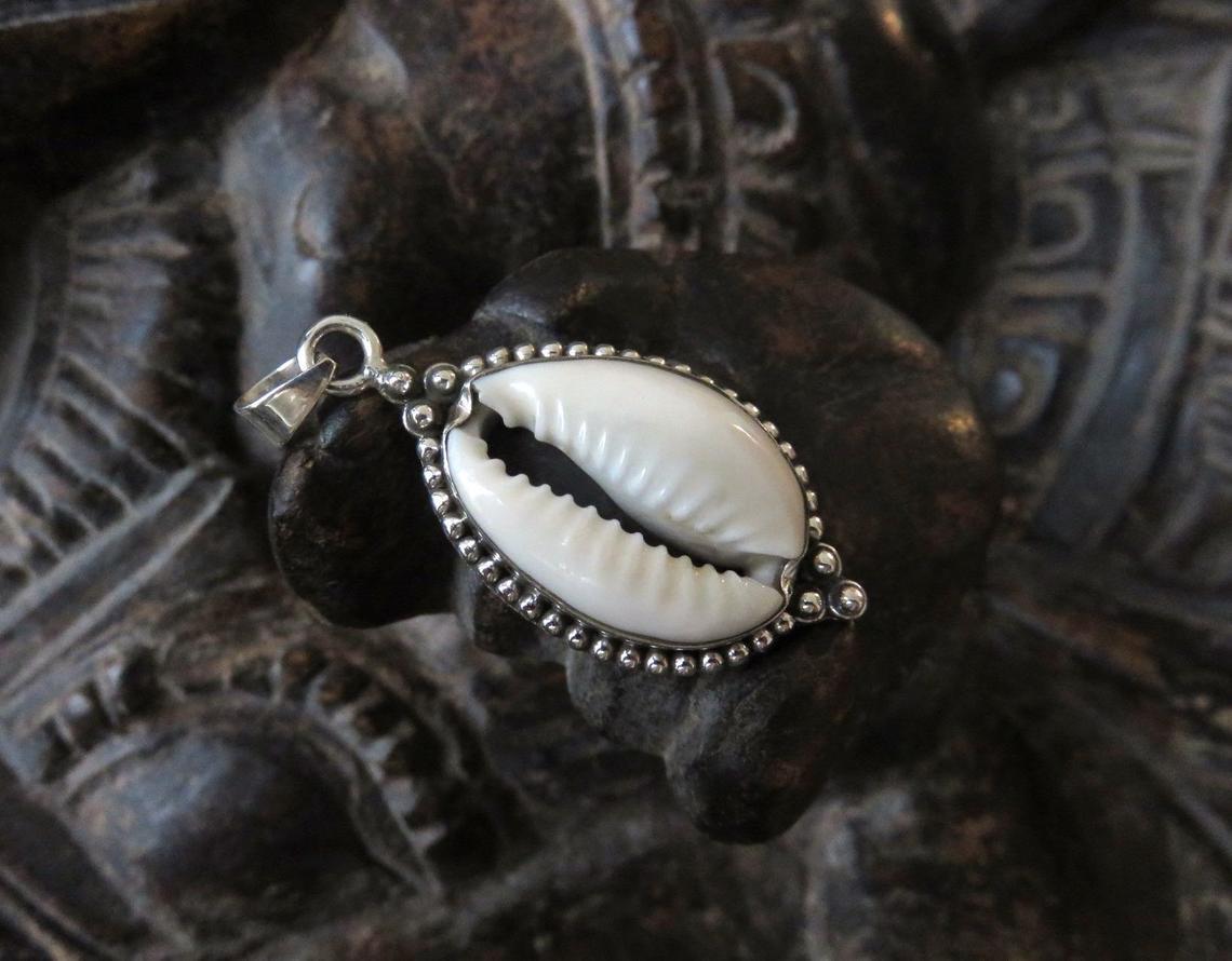 Pendant with a set shell decorated with silver dots