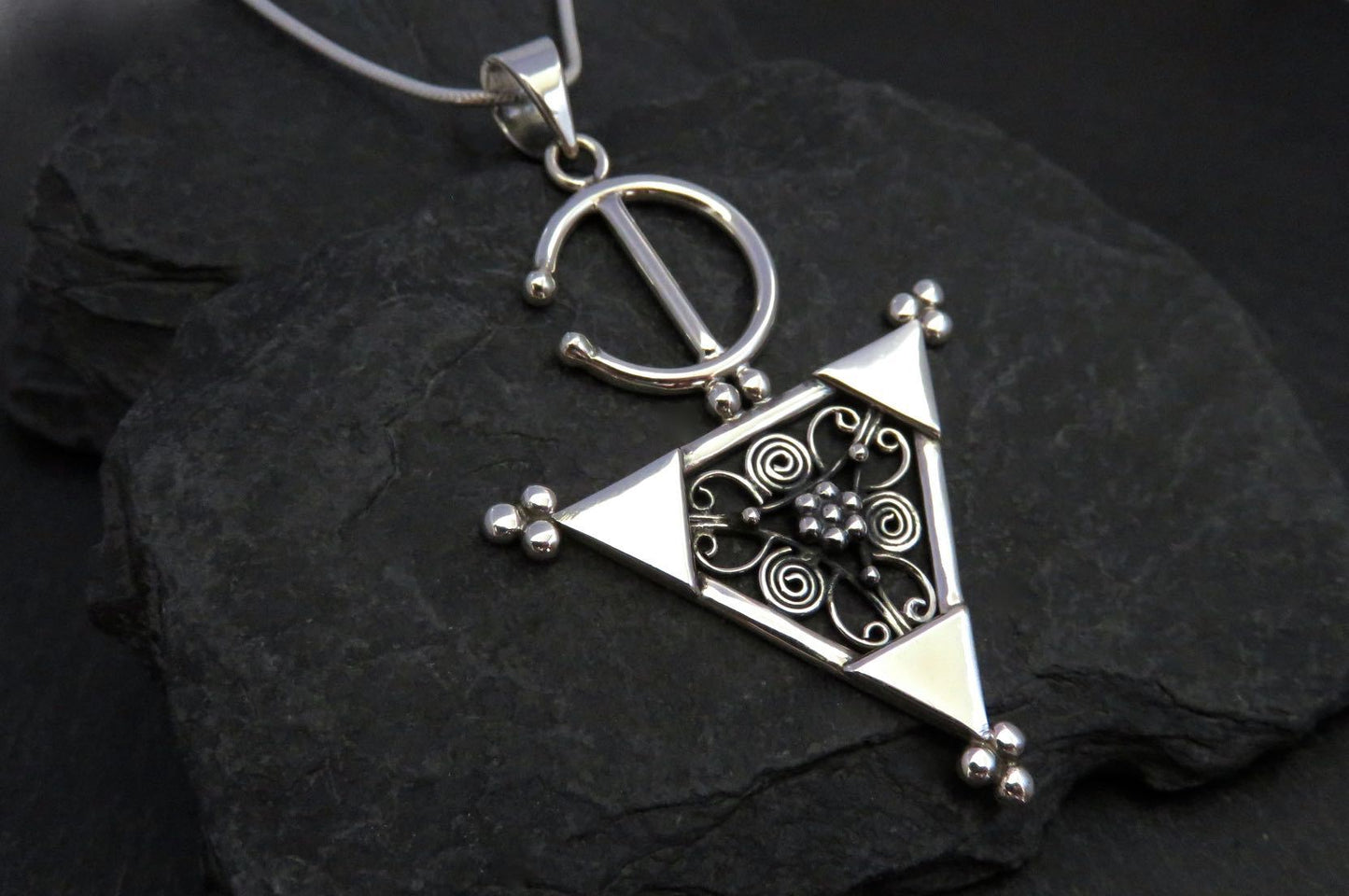 Anhänger mit filigran verziertem Dreieck aus Silber