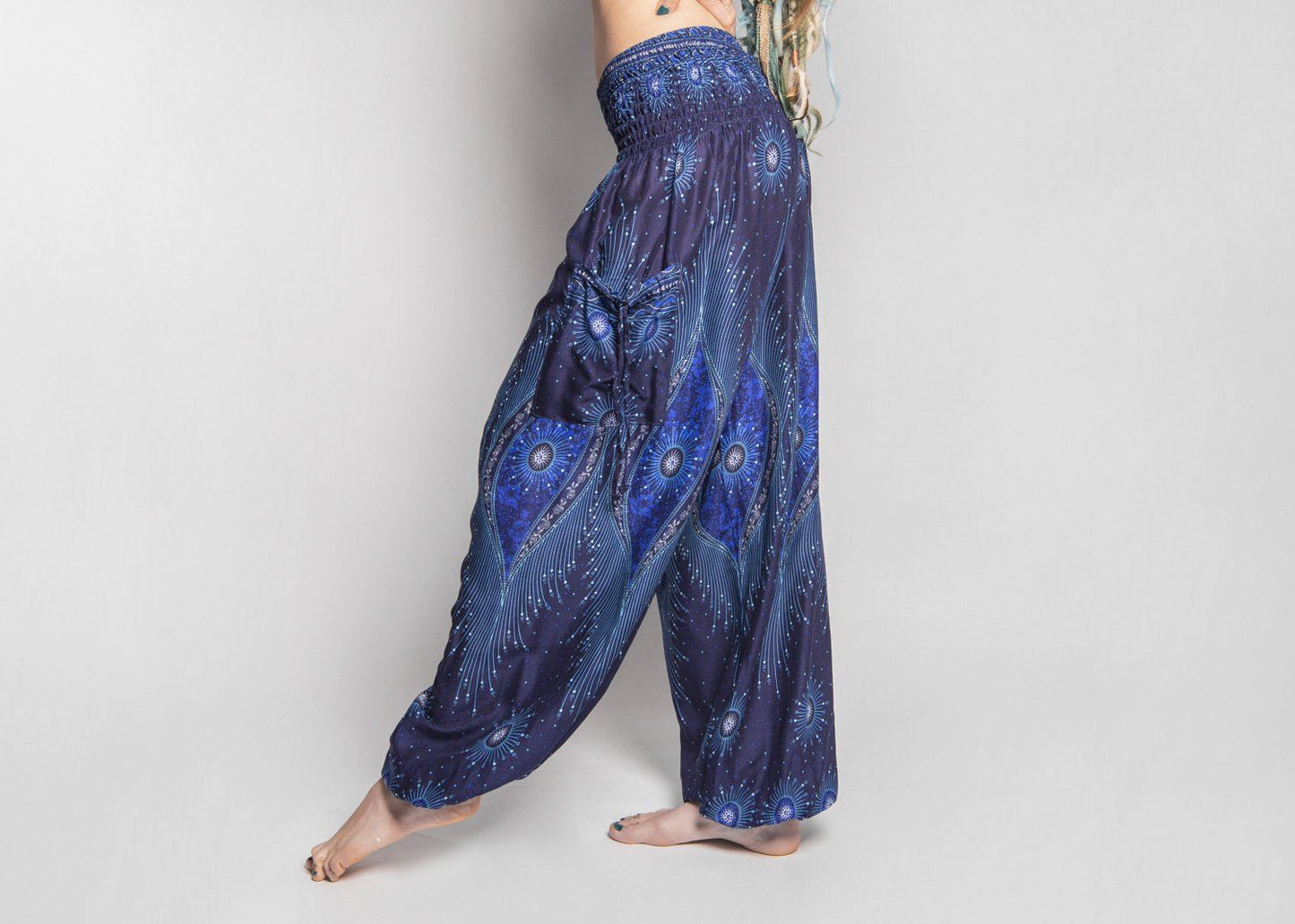 Airy harem pants with a peacock pattern in dark blue
