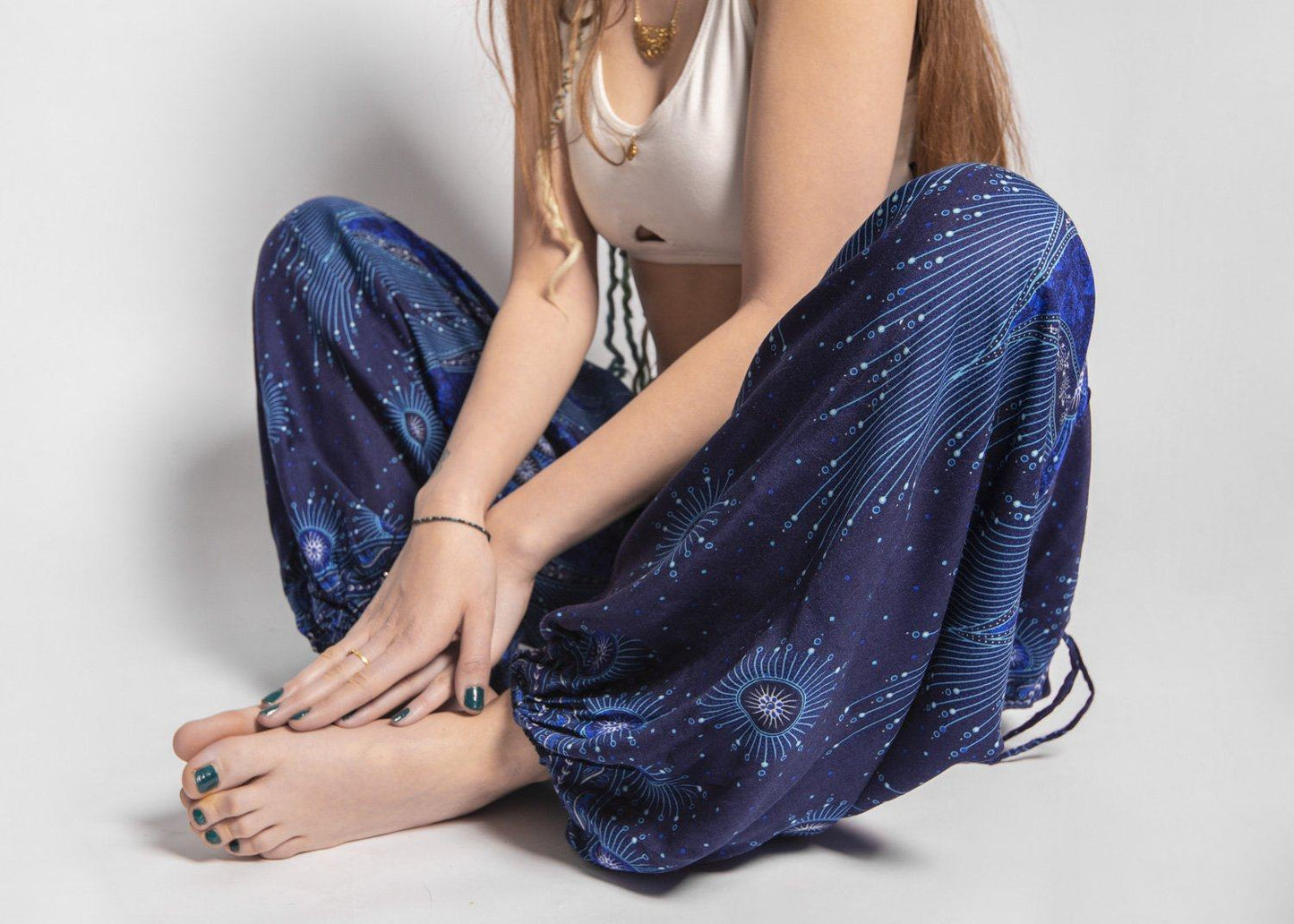 Airy harem pants with a peacock pattern in dark blue