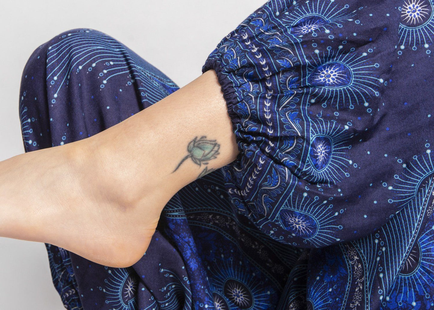 Airy harem pants with a peacock pattern in dark blue