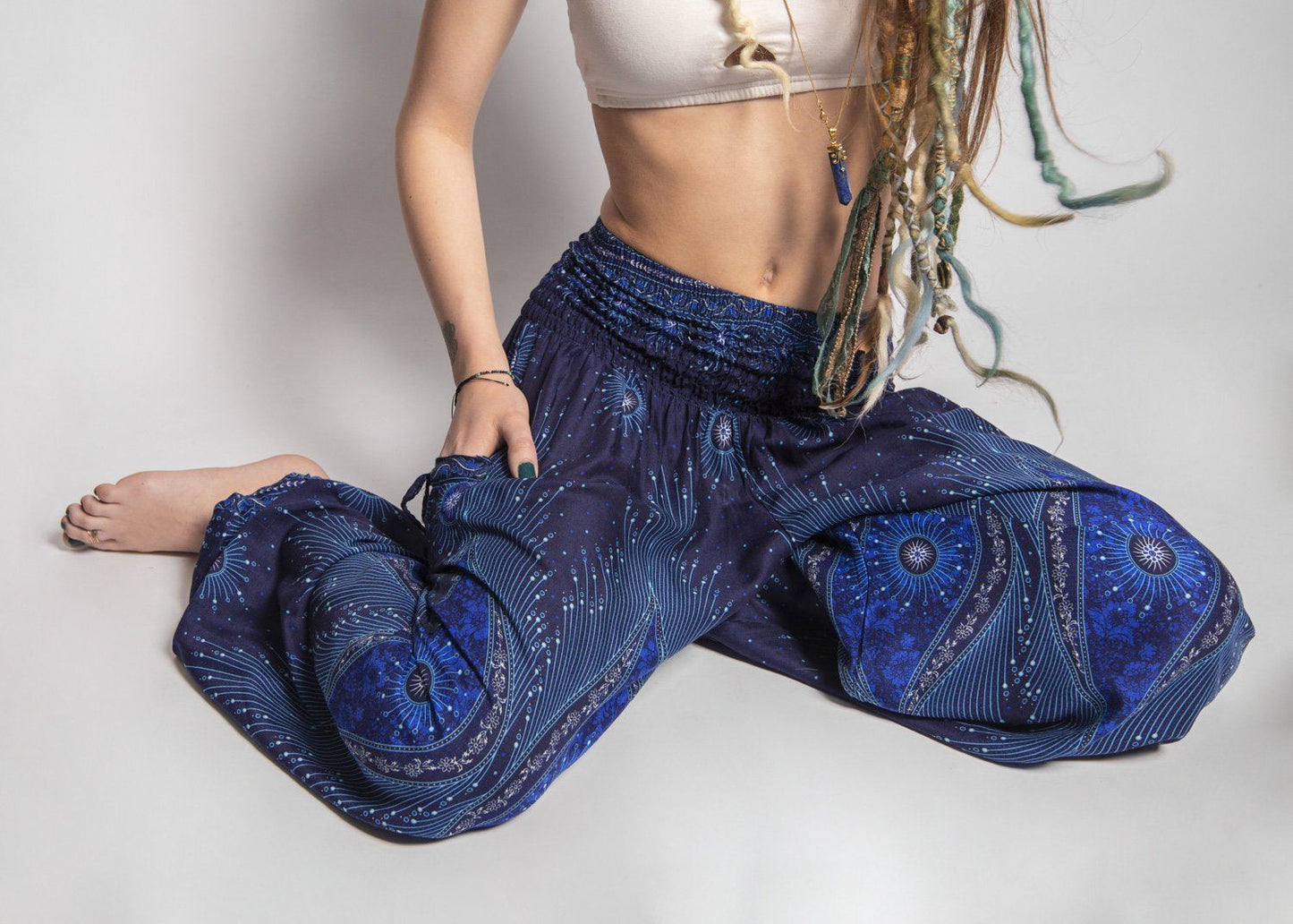 Airy harem pants with a peacock pattern in dark blue