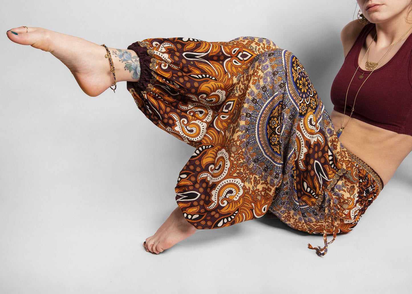 Luftige Pluderhose floral gemustert in braun mit Taschen