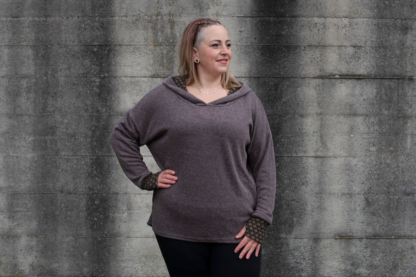 PLUS SIZE, langer Strickpulli mit gemusterter Kapuze und Daumenlöchern in braun