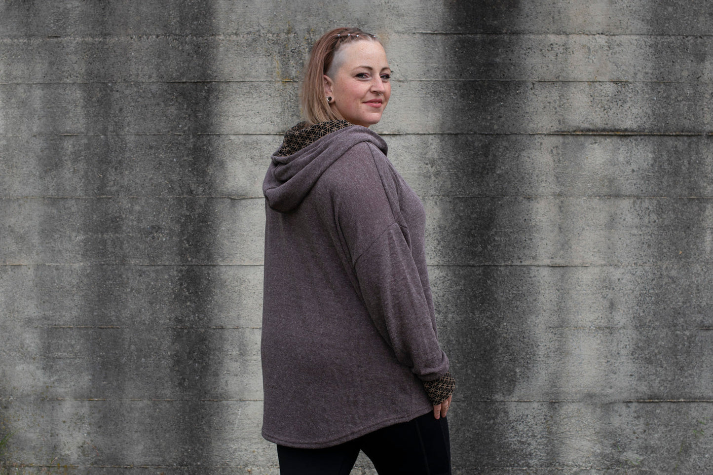 PLUS SIZE, langer Strickpulli mit gemusterter Kapuze und Daumenlöchern in braun
