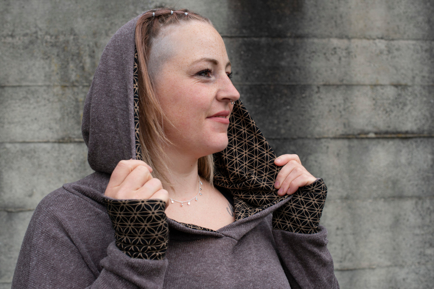 PLUS SIZE, langer Strickpulli mit gemusterter Kapuze und Daumenlöchern in braun