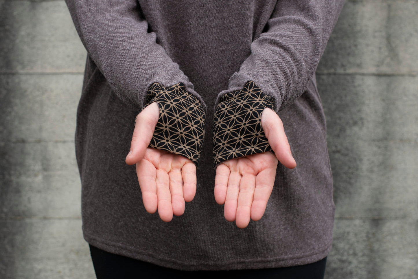 PLUS SIZE, langer Strickpulli mit gemusterter Kapuze und Daumenlöchern in braun