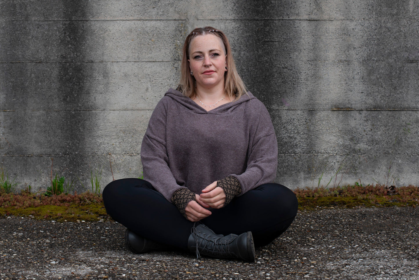 PLUS SIZE, langer Strickpulli mit gemusterter Kapuze und Daumenlöchern in braun