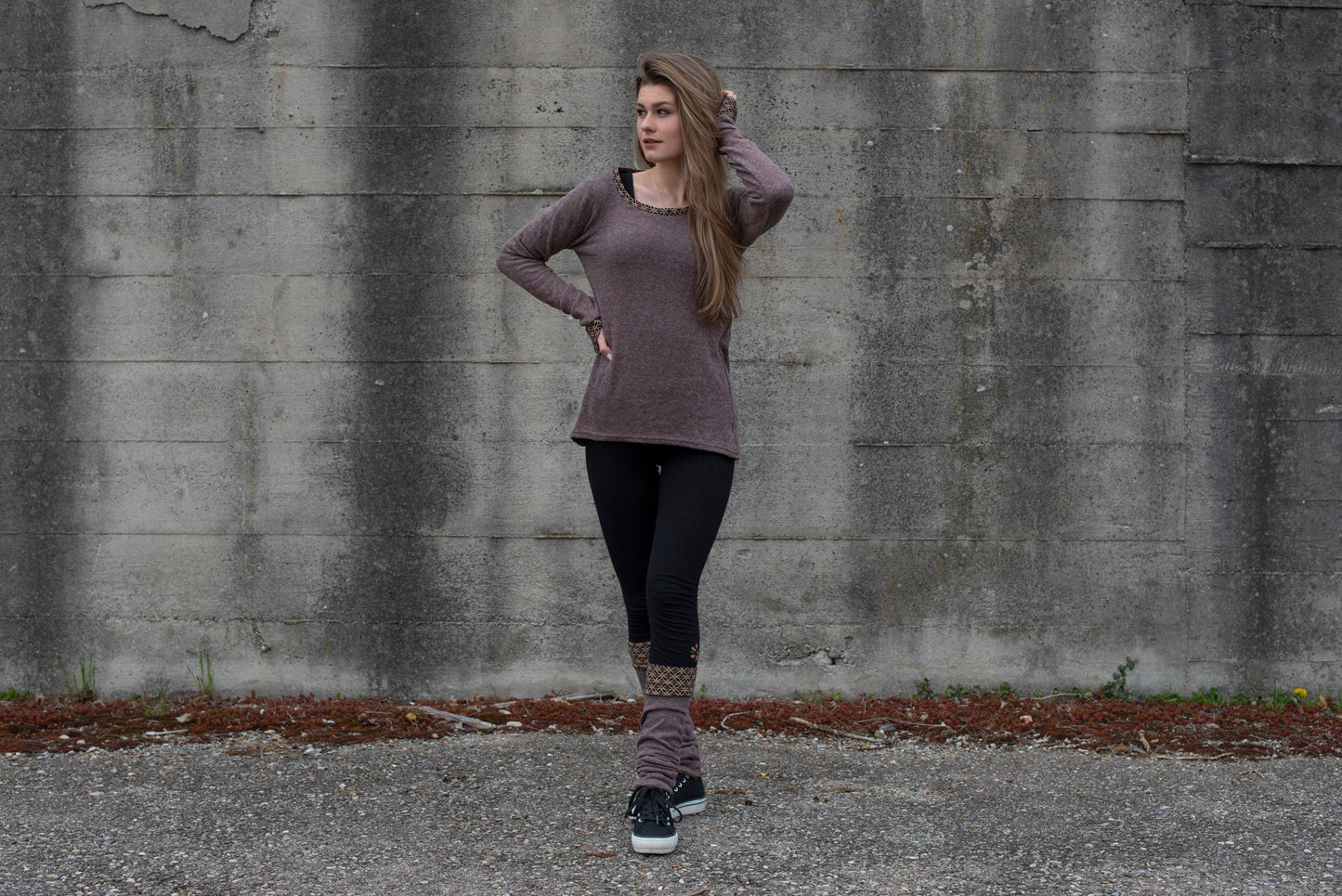 Knitted sweater with patterned cuffs and thumbholes, brown