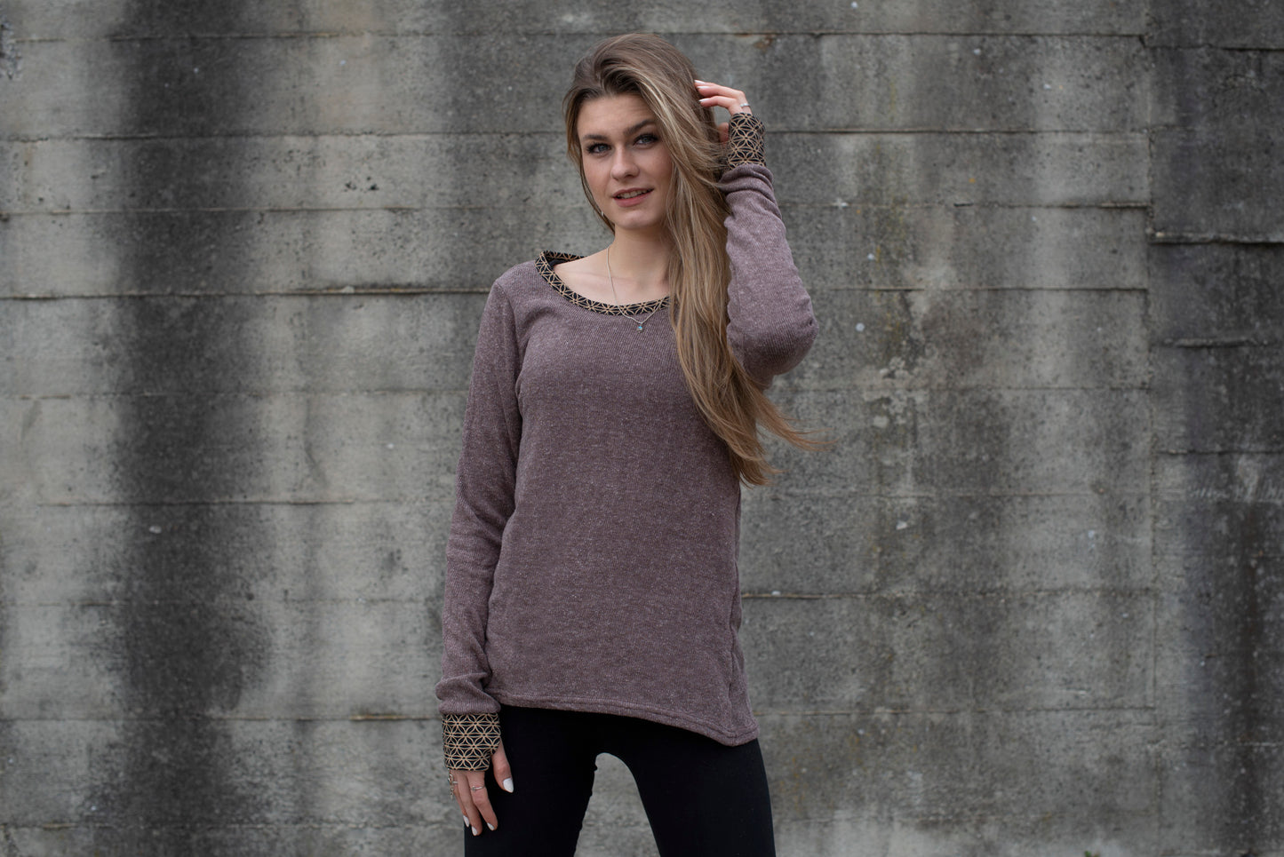 Knitted sweater with patterned cuffs and thumbholes, brown