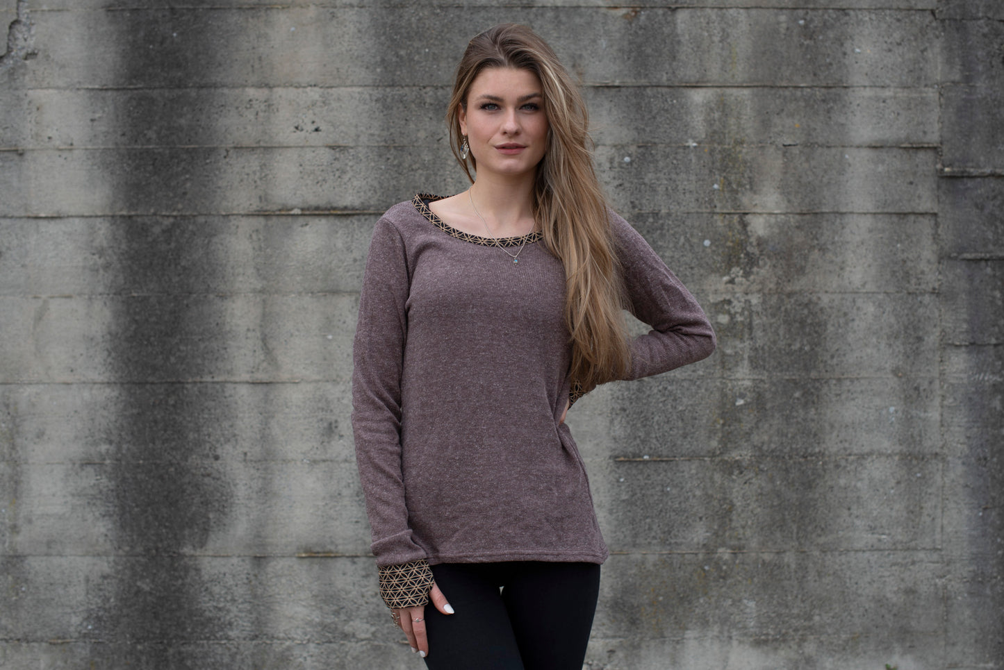 Knitted sweater with patterned cuffs and thumbholes, brown