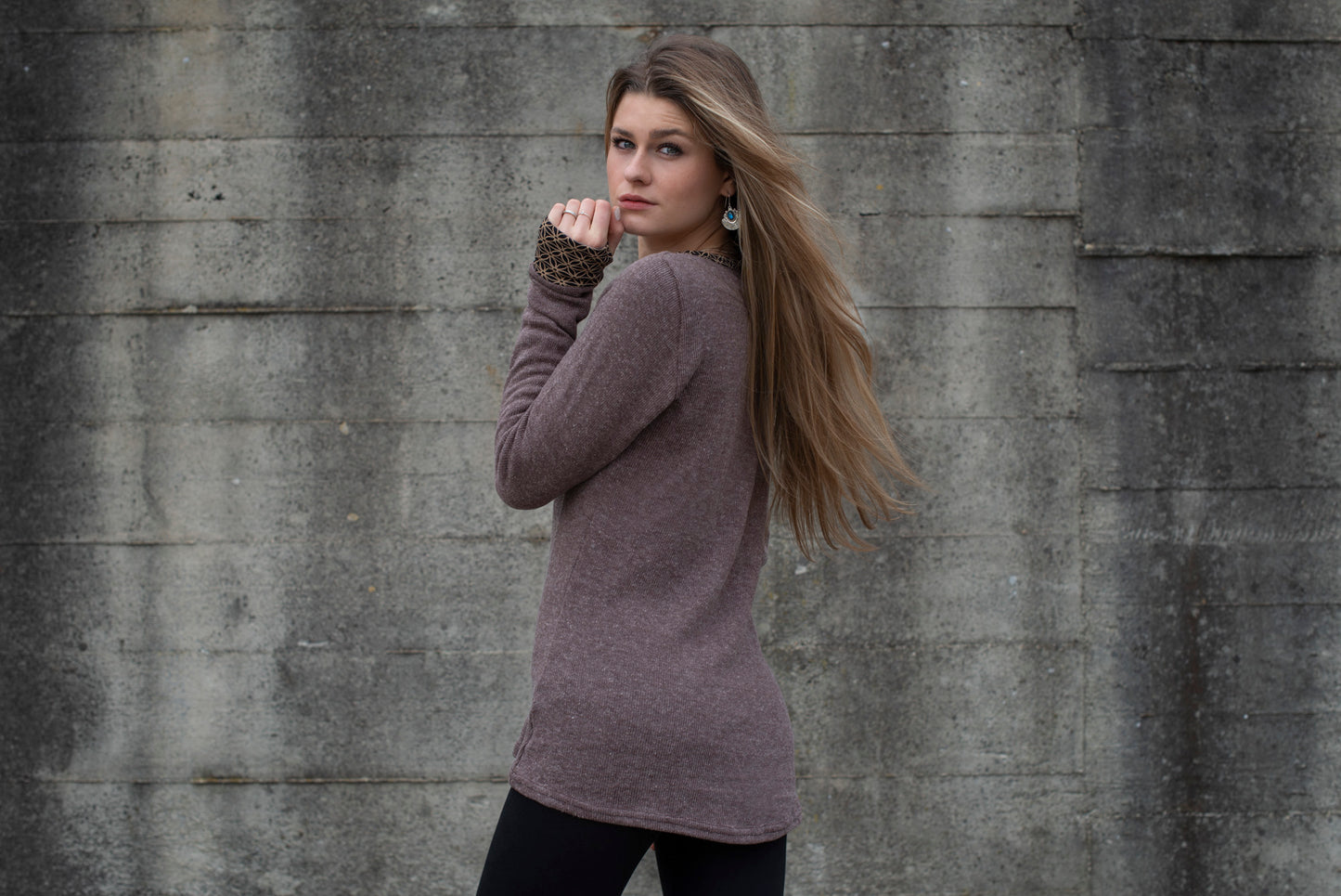 Knitted sweater with patterned cuffs and thumbholes, brown