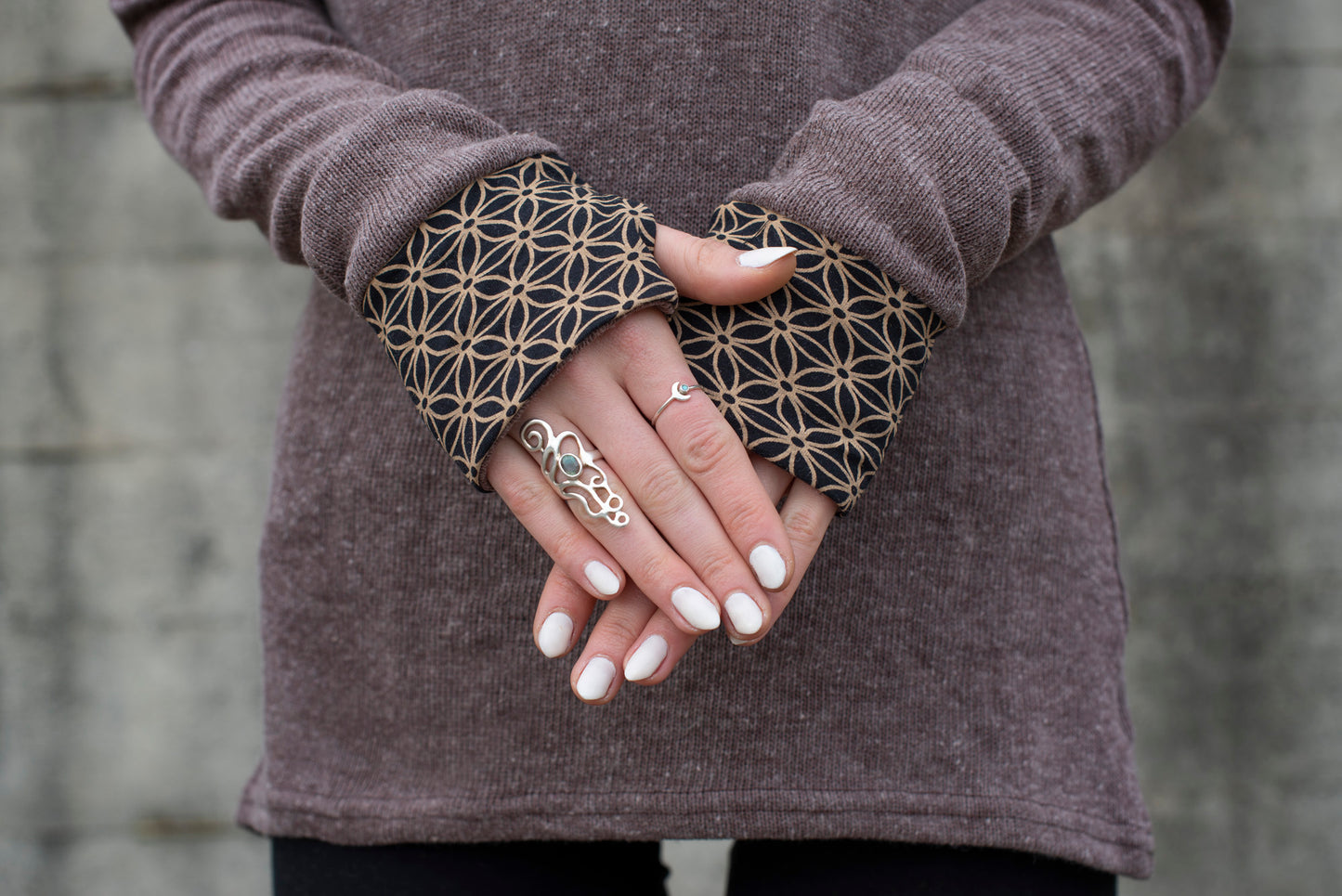 Knitted sweater with patterned cuffs and thumbholes, brown