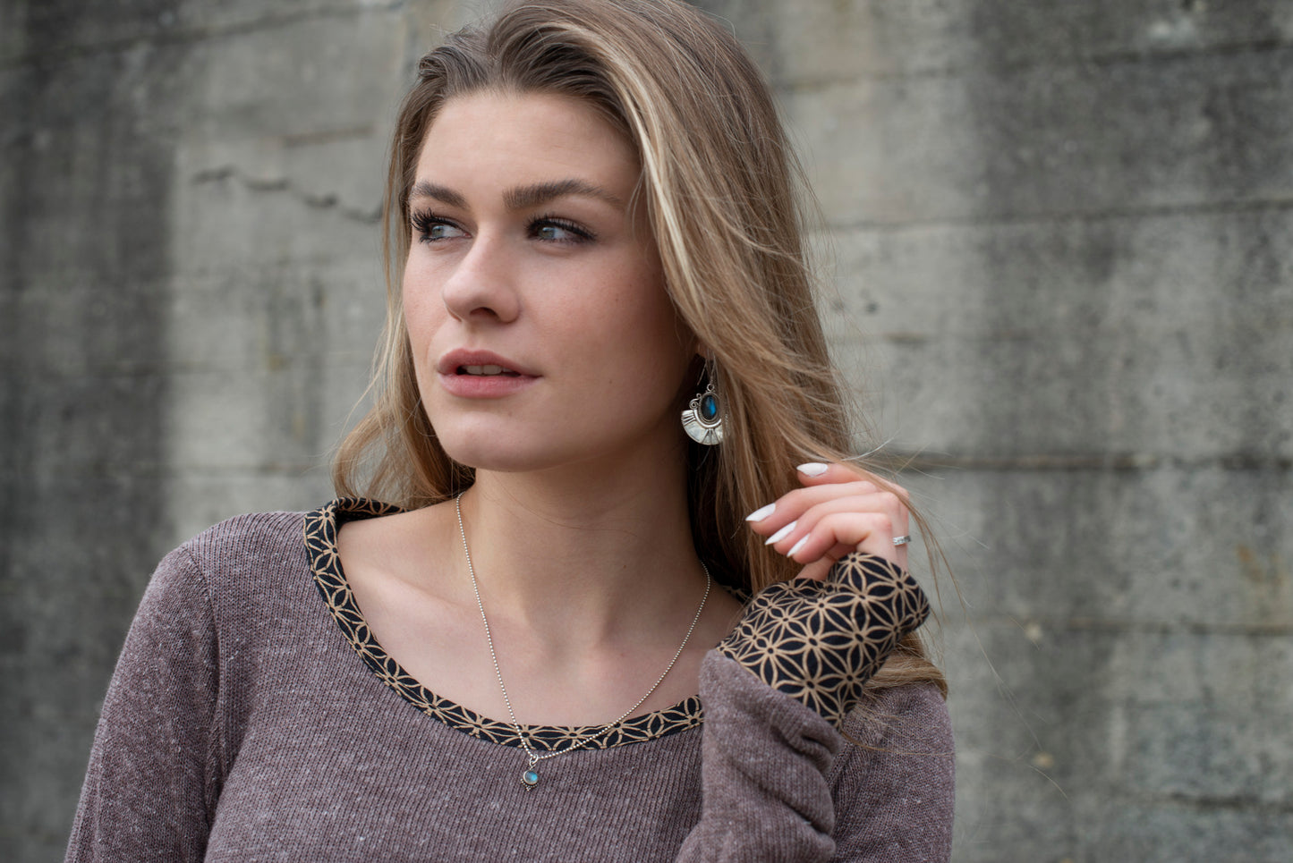 Knitted sweater with patterned cuffs and thumbholes, brown
