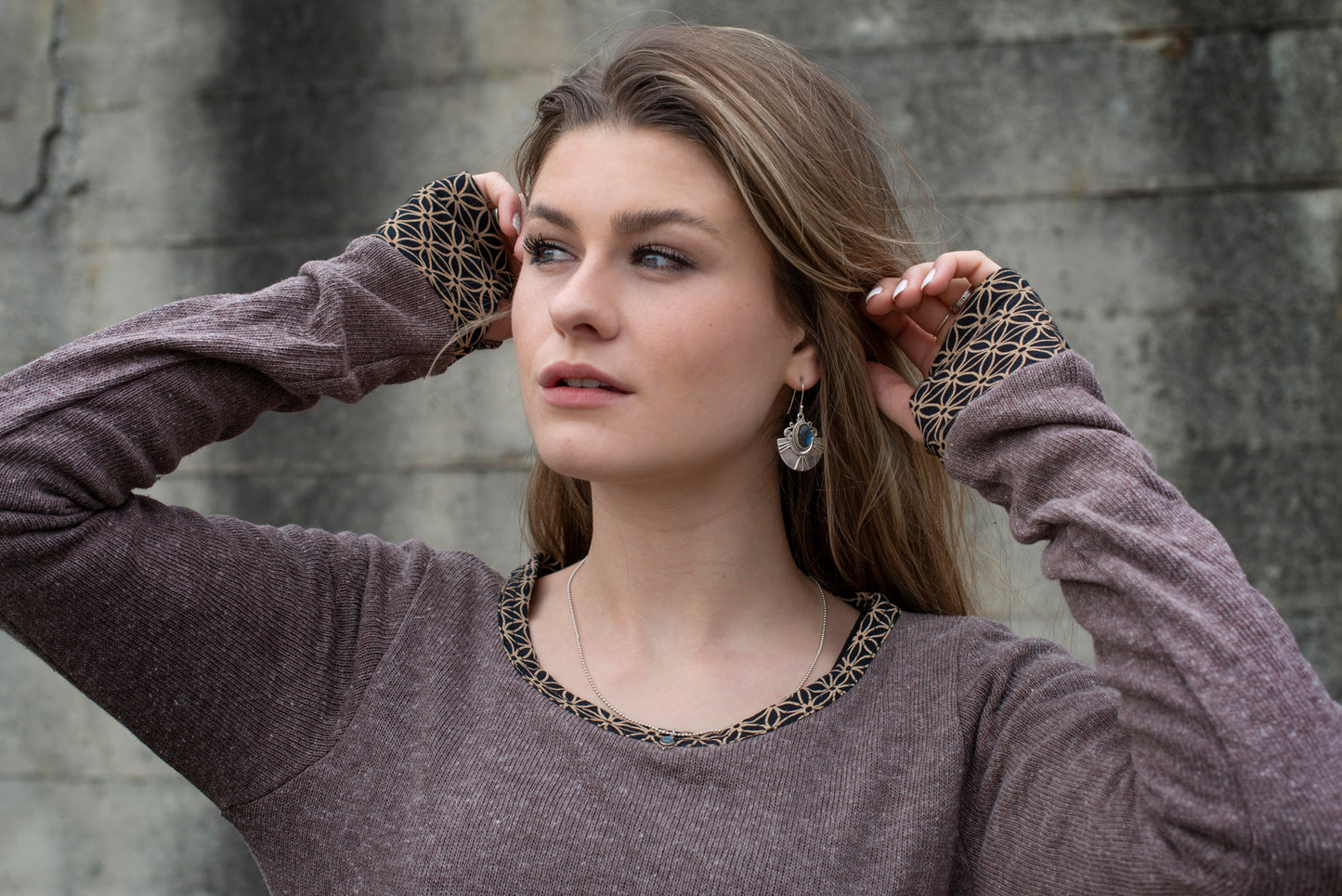 Knitted sweater with patterned cuffs and thumbholes, brown