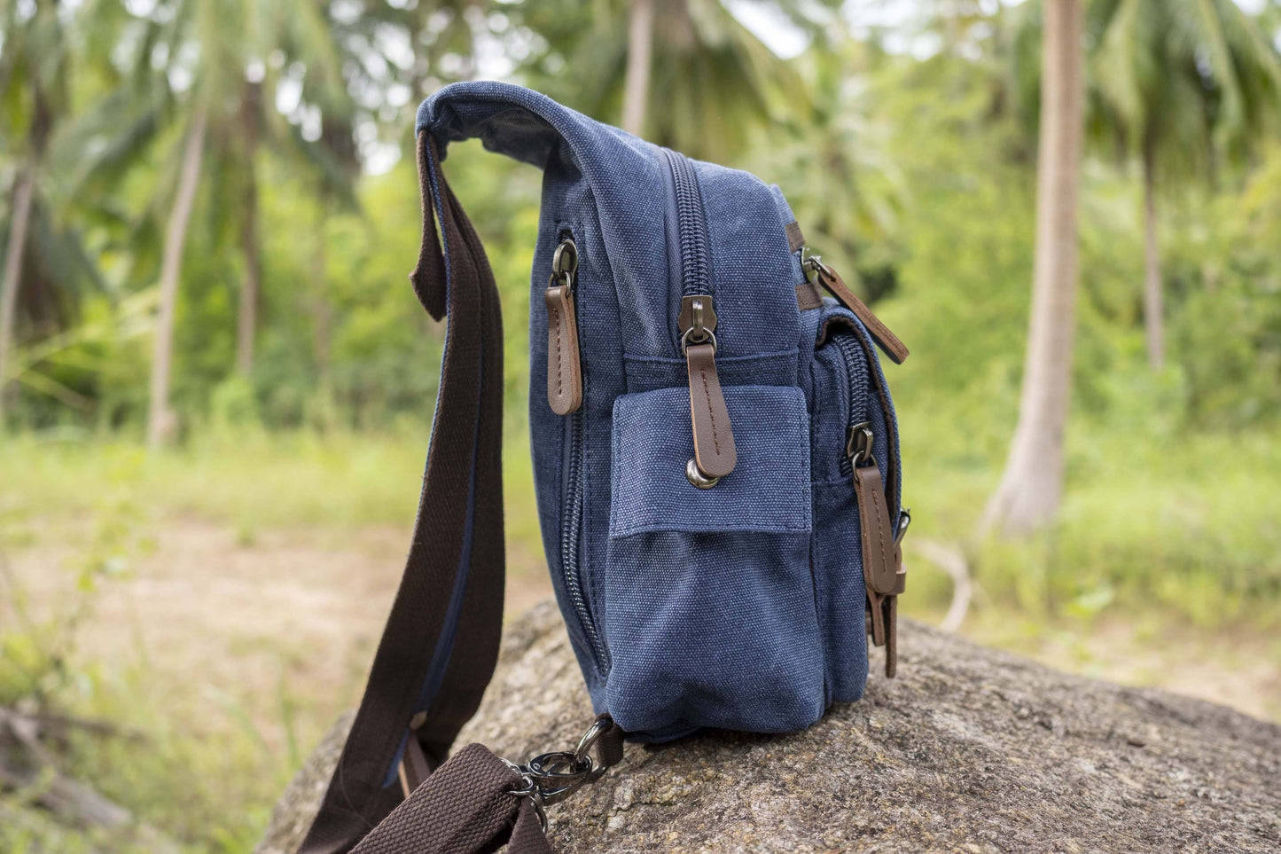praktische Canvas Schultertasche mit Riemen in blau