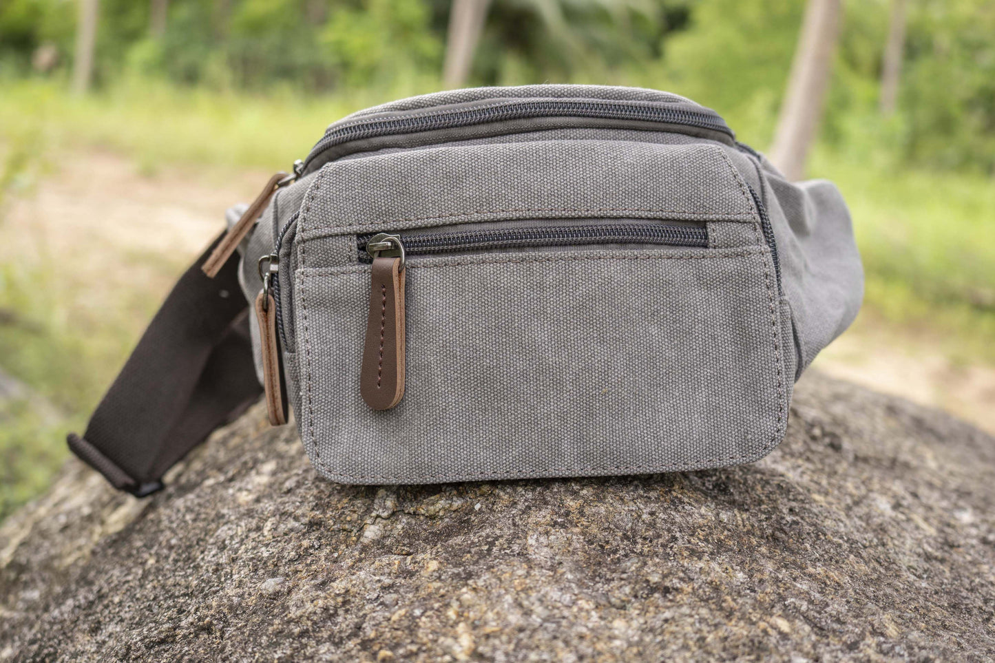 Practical canvas bum bag in gray