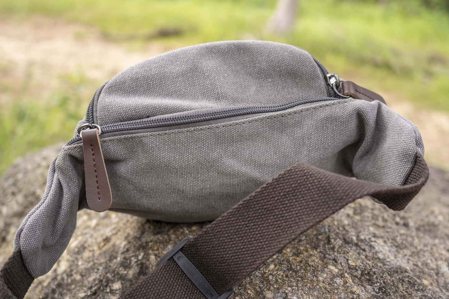 Practical canvas bum bag in gray
