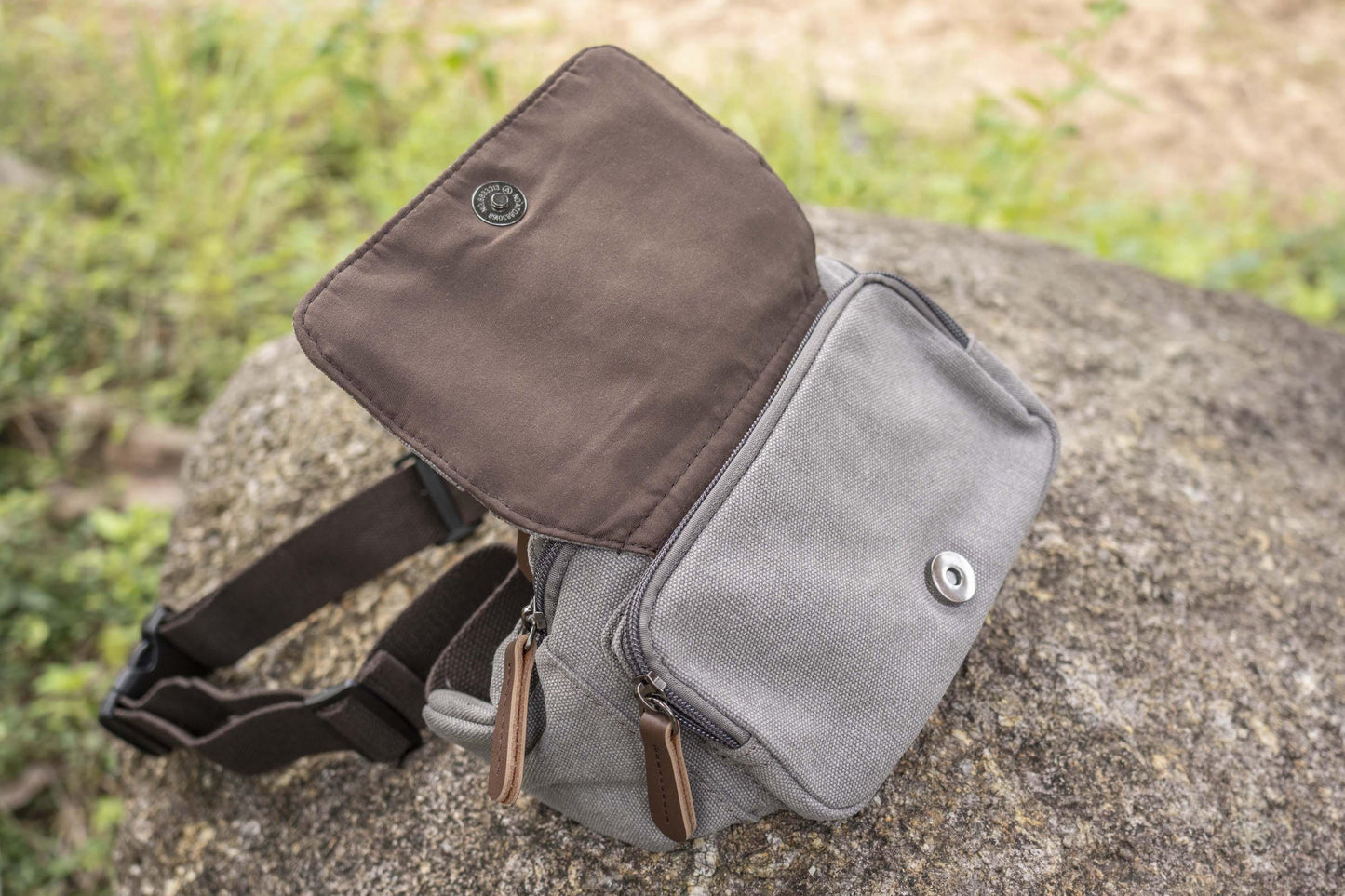 Practical canvas bum bag in gray