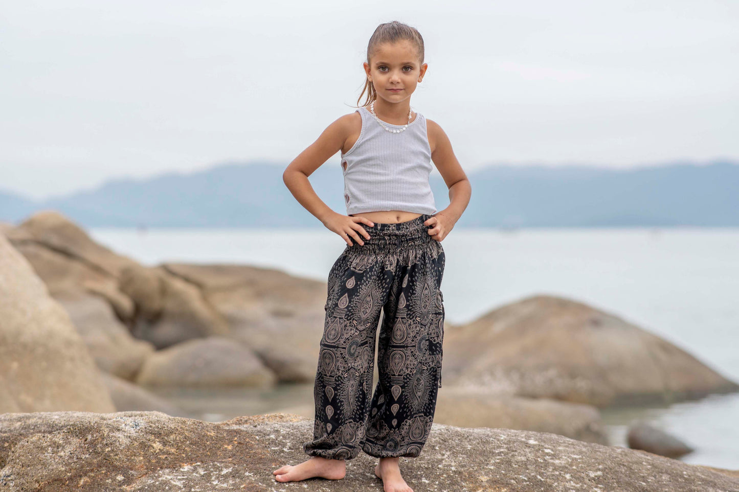 luftige Pluderhose schwarz mit filigranem Muster für Kinder