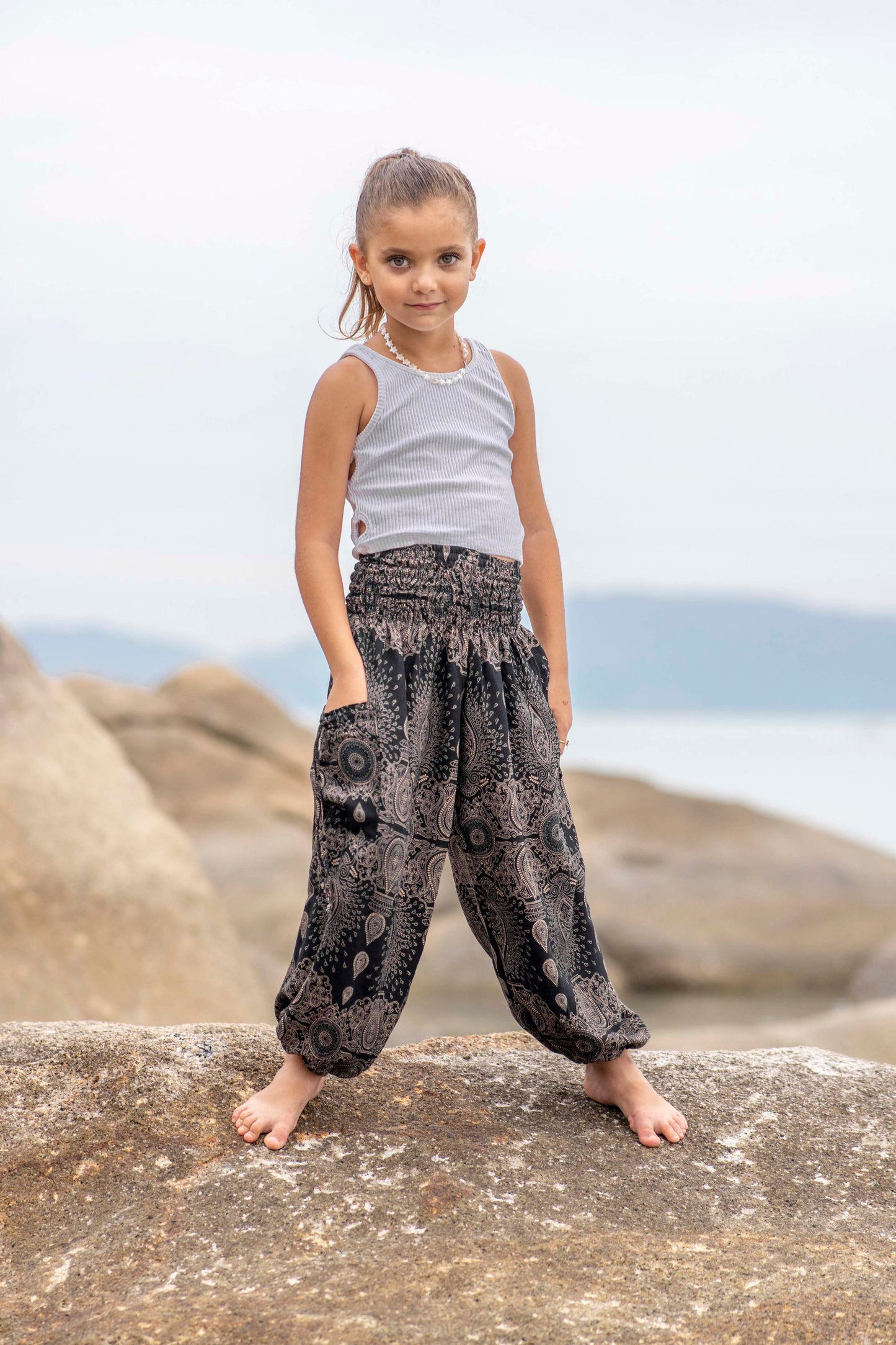 luftige Pluderhose schwarz mit filigranem Muster für Kinder
