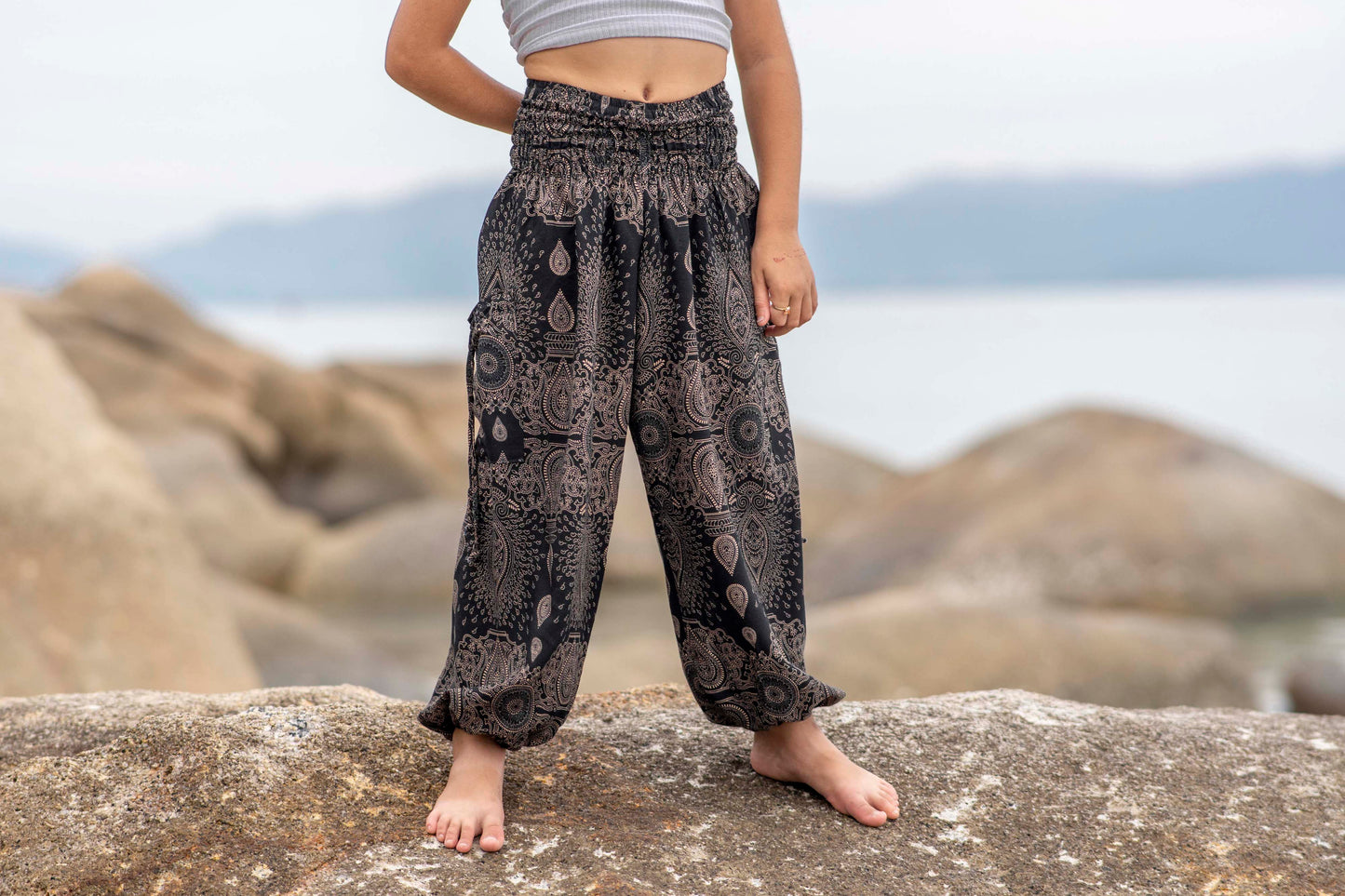 luftige Pluderhose schwarz mit filigranem Muster für Kinder