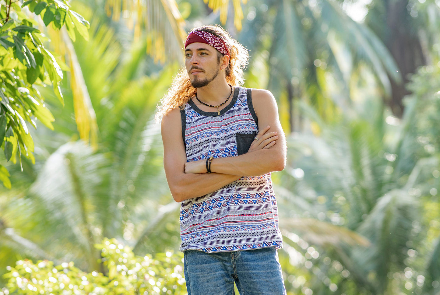 bunt gemustertes Tanktop für Männer mit Brusttasche in rot weiß blau
