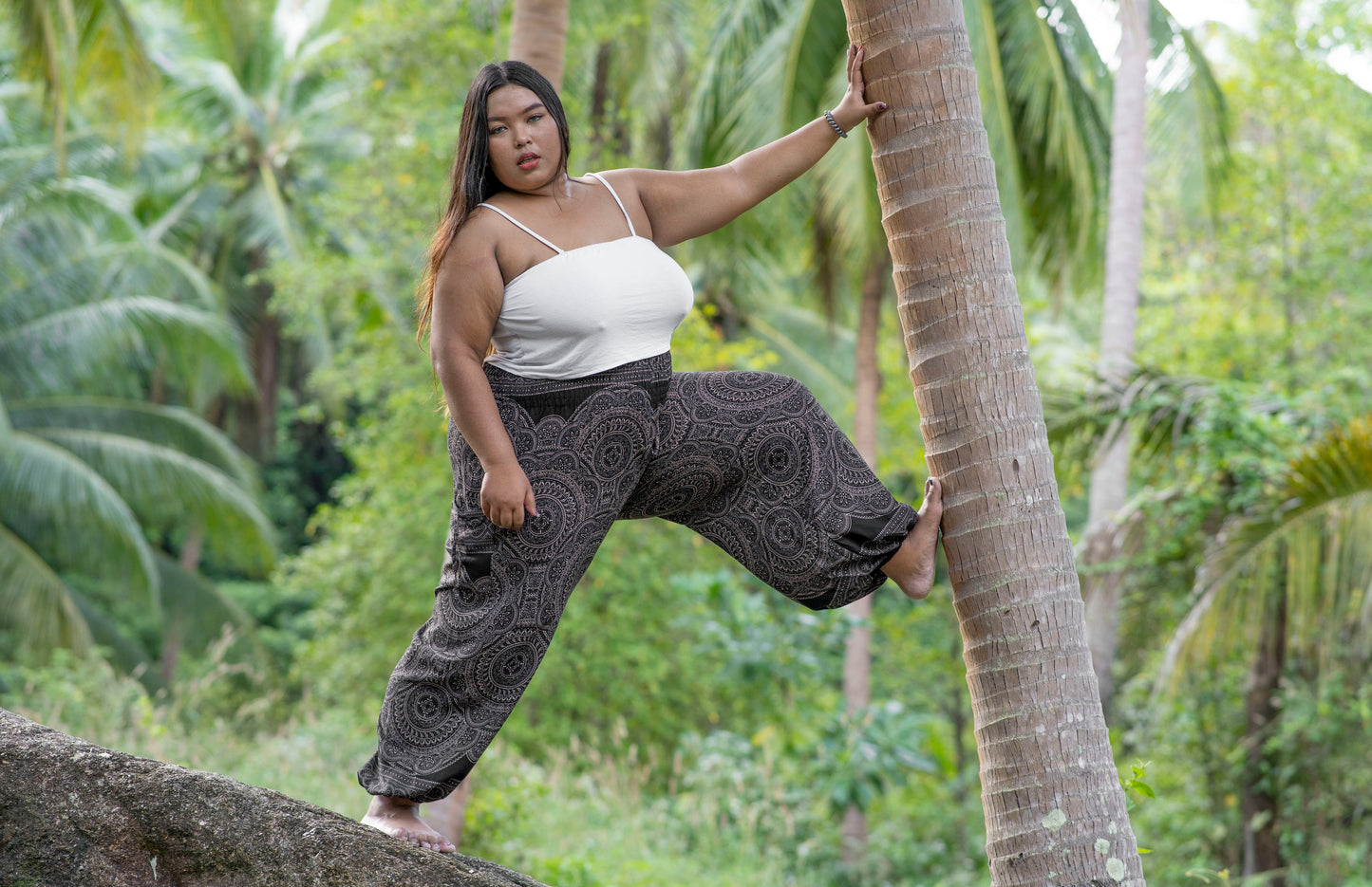 PLUS SIZE Pluderhose mit Mandalamuster in schwarz