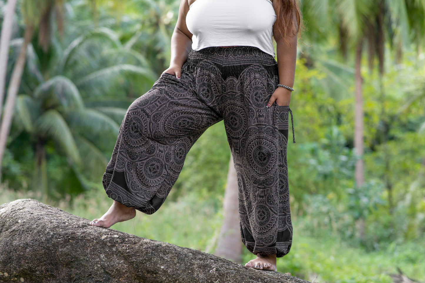 PLUS SIZE Pluderhose mit Mandalamuster in schwarz