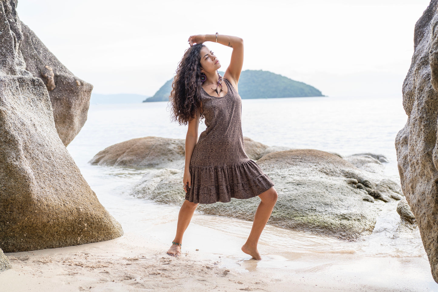 Sleeveless dress with ruffles, brown pattern
